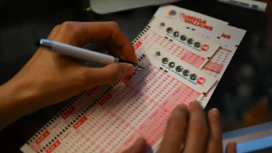 A person plays lottery at a store as US Powerball jackpot grand prize grew to a whopping $1 billion after no ticket got all six numbers in San Mateo, California - Source: Getty