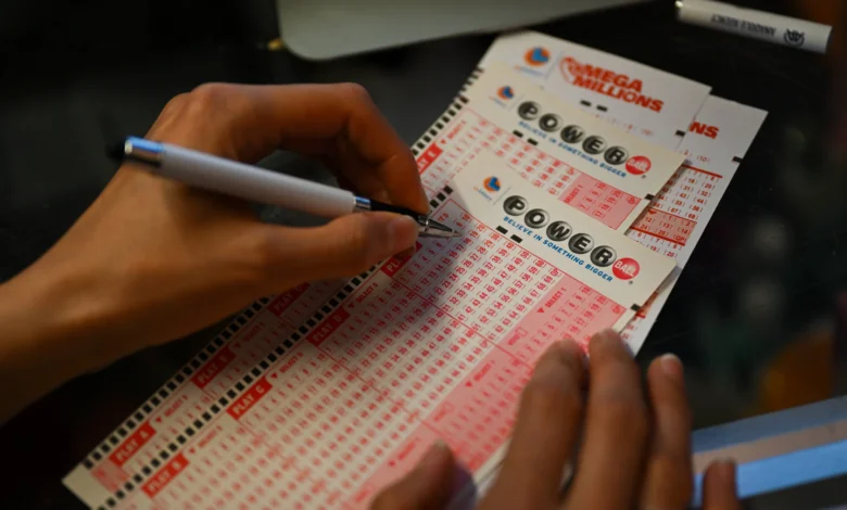 A person plays lottery at a store as US Powerball jackpot grand prize grew to a whopping $1 billion after no ticket got all six numbers in San Mateo, California - Source: Getty