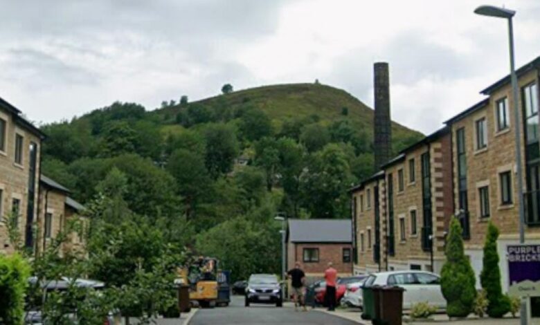 Residents on Saddleworth street celebrate £1,000 win in lottery
