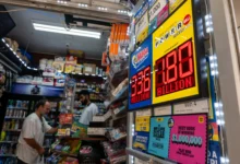 NEW YORK CITY - SEPTEMBER 05: A newsstand in Manhattan advertises the latest Powerball Jackpot, now reaching $1.8 billion, on September 05, 2025, in New York City. Saturday night's drawing will follow no winners from Wednesday's $1.4 billion grand prize, Powerball said. (Photo by Spencer Platt/Getty Images)