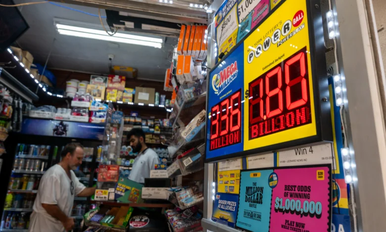 NEW YORK CITY - SEPTEMBER 05: A newsstand in Manhattan advertises the latest Powerball Jackpot, now reaching $1.8 billion, on September 05, 2025, in New York City. Saturday night's drawing will follow no winners from Wednesday's $1.4 billion grand prize, Powerball said. (Photo by Spencer Platt/Getty Images)
