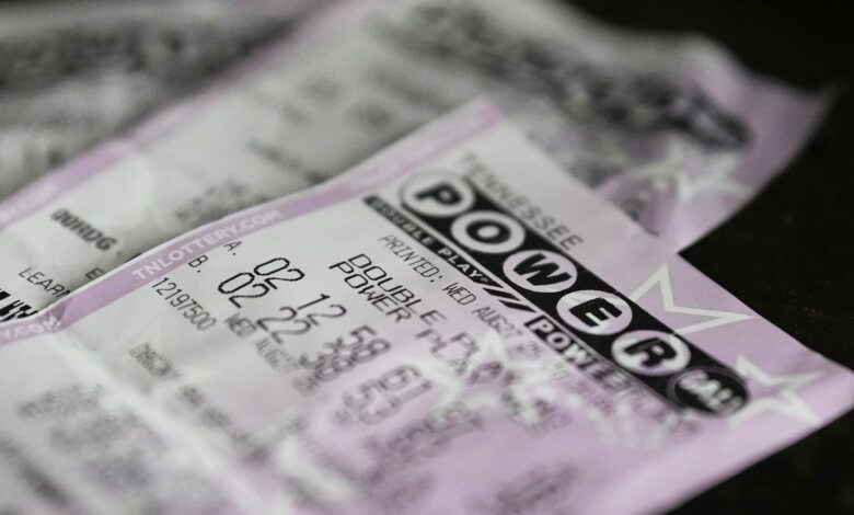 Powerball jackpot climbs to $905 million ahead of Monday drawing