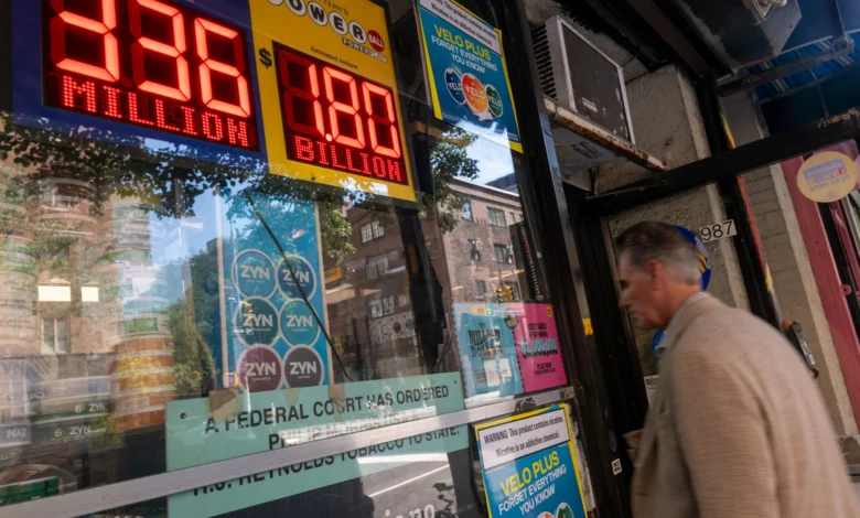 NEW YORK CITY - SEPTEMBER 05: A newsstand in Manhattan advertises the latest Powerball Jackpot, now reaching $1.8 billion, on September 05, 2025, in New York City. Saturday night's drawing will follow no winners from Wednesday's $1.4 billion grand prize, Powerball said. (Photo by Spencer Platt/Getty Images)