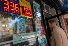 NEW YORK CITY - SEPTEMBER 05: A newsstand in Manhattan advertises the latest Powerball Jackpot, now reaching $1.8 billion, on September 05, 2025, in New York City. Saturday night's drawing will follow no winners from Wednesday's $1.4 billion grand prize, Powerball said. (Photo by Spencer Platt/Getty Images)